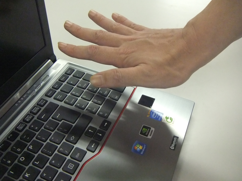 Notebook pode ser destravado com um sensor de veias da mão | Fujitsu