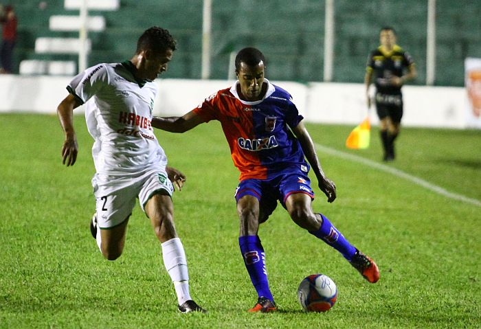 Breno, lateral do Paraná, tenta se desvencilhar da marcação do Arapongas | Gilberto Abelha / Jornal de Londrina