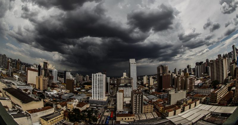 Céu negro em Curitiba nesta tarde | Daniel Castellano/Agência de Notícias Gazeta do Povo
