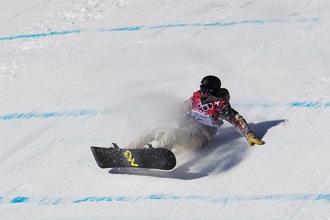 Chas Gulddemond, dos Estados Unidos, leva um tombo no snowboard |