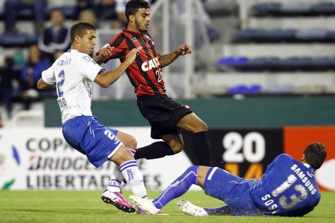 Goleiro Sosa sai para abafar jogada do atacante atleticano Mosquito |