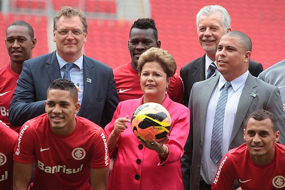 Presidente Dilma Rousseff, junto com Jérôme Valcke, o prefeito José Fortunati e Ronaldo em visita ao Beira-Rio | Itamar Aguiar / Folhapress