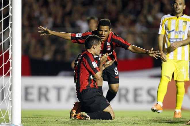 Paulinho Dias agradece após abrir o placar para o Atlético na Vila Capanema |