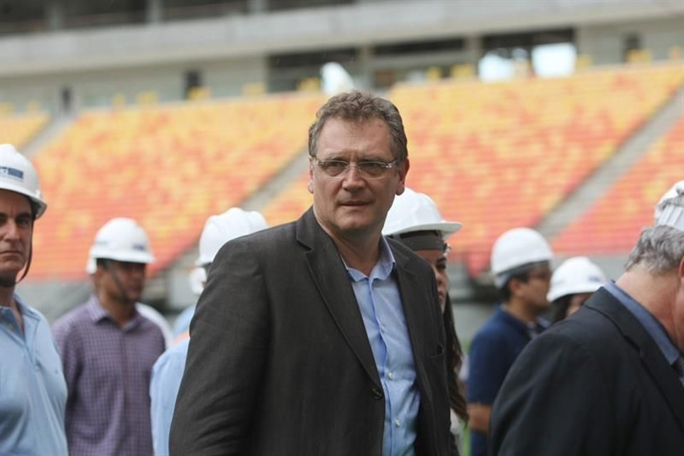 O secretário-geral da Fifa, Jérôme Valcke, visitou a Arena da Amazônia neste domingo, antes de desmentir boatos sobre Curitiba | Raimundo Valentim / EFE