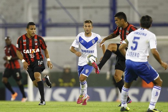 Mirabaje tenta a jogada entre dois jogadores do Vélez |
