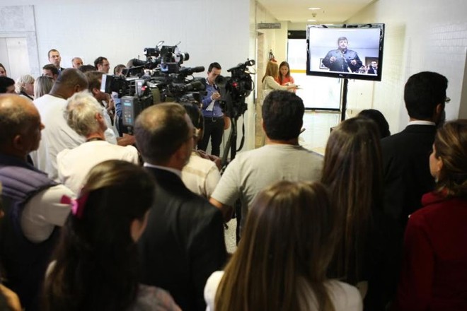 Cerca de 60 pessoas que não conseguiram entrar na sala onde acontece o julgamento acompanham a sessão do lado de fora |