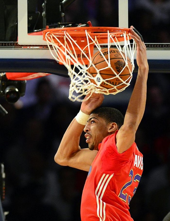 Detalhe de Anthony Davis, do New Orleans Pelicans, enterrando pela equipe da Conferência Oeste |