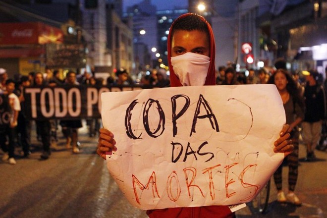 Manifestante mascarado em protesto contra o Mundial | 