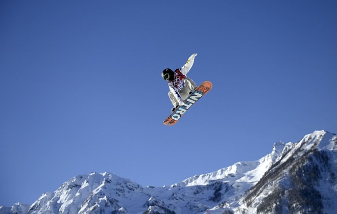 O snowboarder sueco Sven Thorgren voa na pista de Sochi |