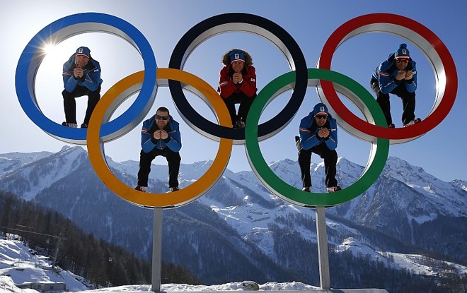Atletas do esqui alpino da Áustria posam dentro dos arcos olímpicos em Sochi |