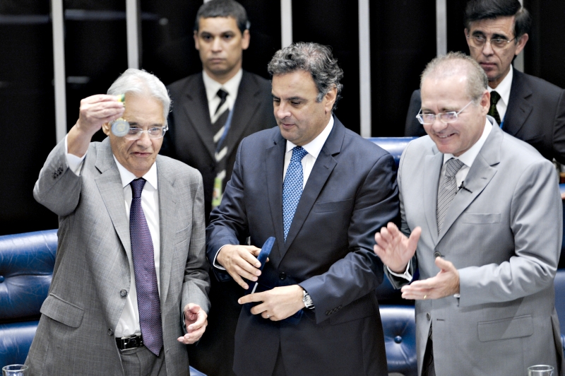 O ex-presidente FHC recebe a comenda Ulysses Guimarães durante homenagem proposta pelo senador Aécio Neves aos 20 anos do Plano Real | Pedro França/Ag. Senado