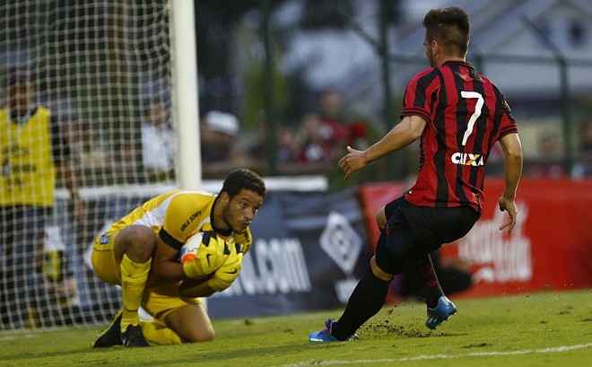 O goleiro Edson Marden faz a defesa diante da aproximação de Nathan |