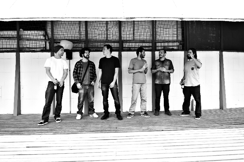 O sexteto volta a Curitiba para lançar a versão em vinil do último álbum, Mils Crianças | Divulgação