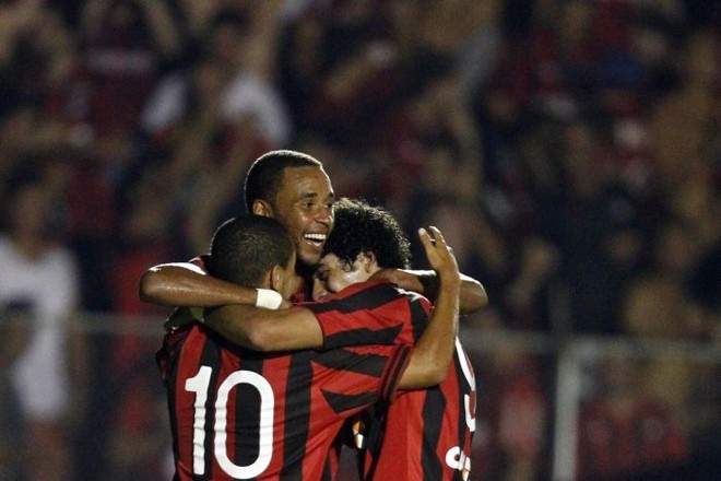 Marcos Guilherme é abraçado pelos companheiros após marcar o segundo gol atleticano | 