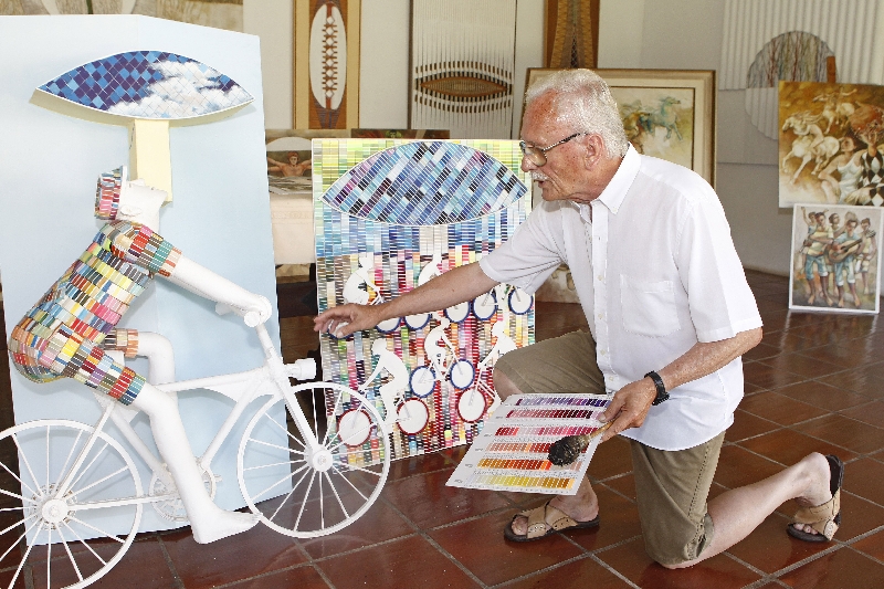 O artista mostra uma de suas esculturas mais recentes: fixação atual é pelas bicicletas | Antônio More/Gazeta do Povo