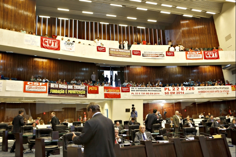 Sindicatos protestam na Assembleia contra a criação da fundação, no dia 16 de dezembro | Marcelo Andrade/ Gazeta do Povo