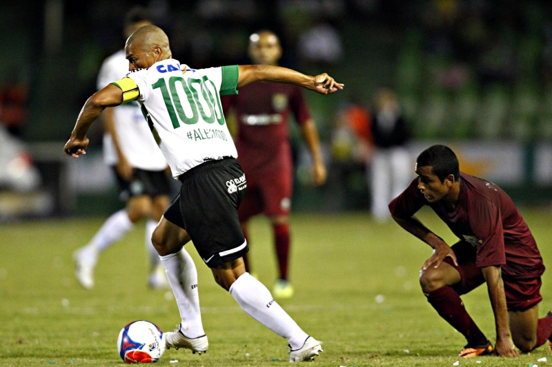 Melhor em campo, Alex escapa da marcação na vitória sobre o J. Malucelli, no Couto Pereira: momento especial | Albari Rosa/ Gazeta do Povo