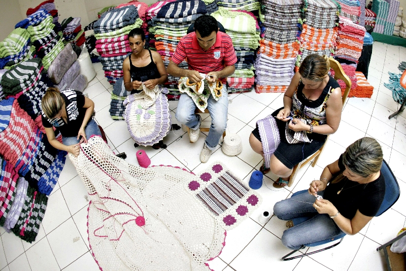 Trabalhadores em ação na Empório do Crochê: atividade rende R$ 800 mil por mês na cidade | Ivan Amorin/ Gazeta do Povo