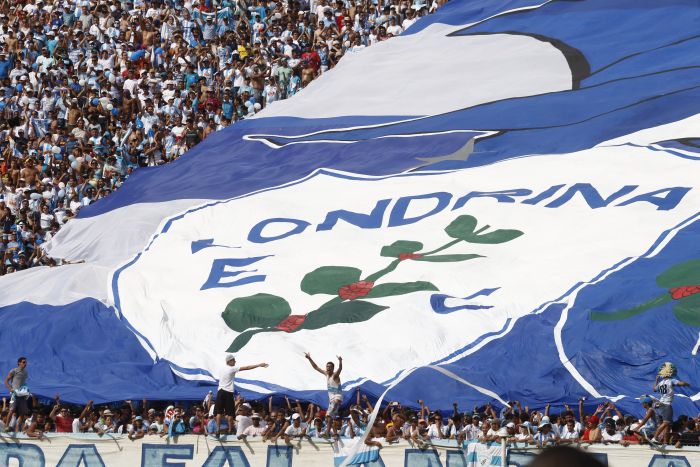 Torcida do Londrina fez bonito no Campeonato Paranaense de 2013, mas o público caiu esse ano | Daniel Castellano / Gazeta do Povo