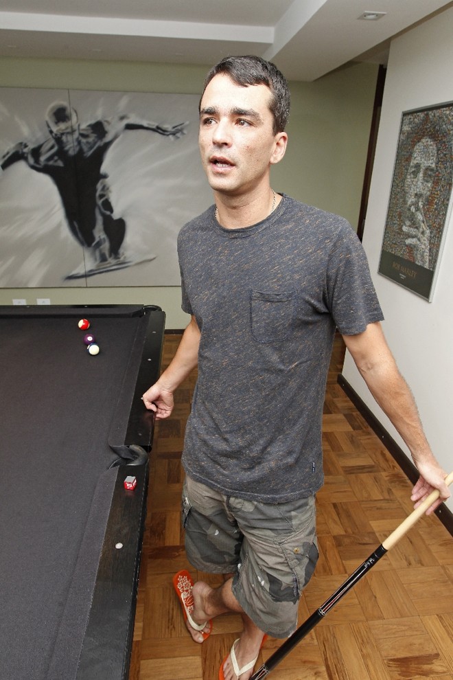 DJ Leozinho em seu estúdio, atrás do timbre inédito |