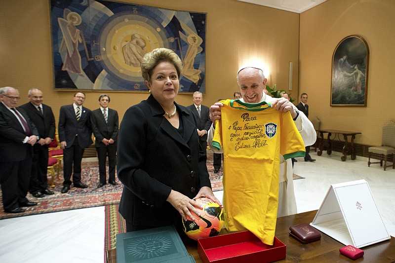 O Papa Francisco mostra a camisa da seleção autografada por Pelé, presente da presidente Dilma Rousseff | Osservatore Romano / Reuters