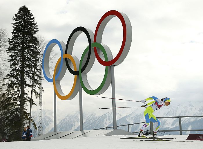 Eslovena Katja Visnar passa pelos arcos olímpicos na prova de esqui | Reuters