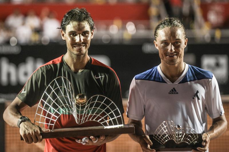 O espanhol Rafael Nadal (à esquerda) e o ucraniano Alexandr Dolgopolov posam juntos para fotografias depois da final no Rio Open | EFE/Antonio Lacerda