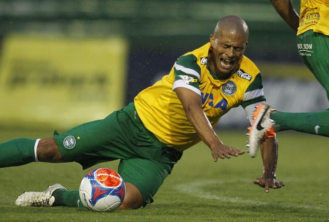 Alex sofre falta após boa arrancada. Capitão fez uma boa primeira partida na temporada |