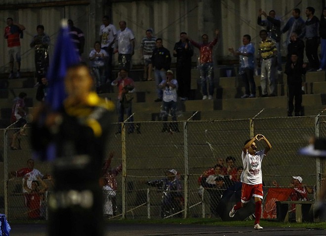 Júnior Capixaba do Rio Branco comemora o gol de abertura do placar | 