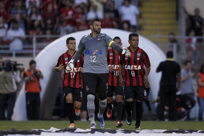 Weverton puxa a fila atleticana antes do jogo contra o The Strongest |