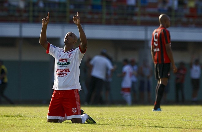 O zagueiro Cris comemora o gol marcado por Jonathan Fumaça | 
