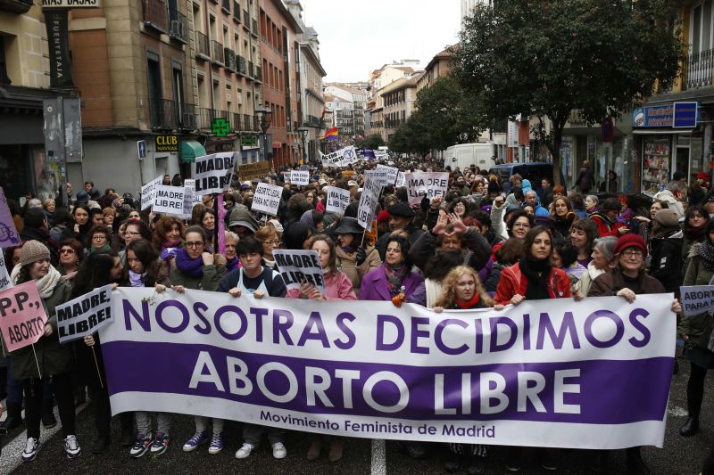 Com o cartaz "Nós decidimos, aborto livre", milhares de pessoas marcharam pelo centro da capital espanhola | REUTERS/Javier Barbancho