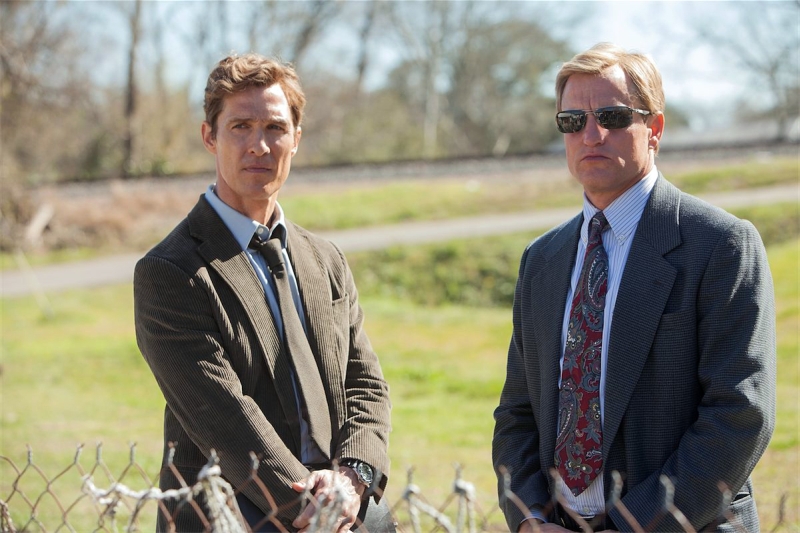 Matthew McConaughey e Woody Harrelson investigam uma série de assassinatos em True Detective | Divulgação