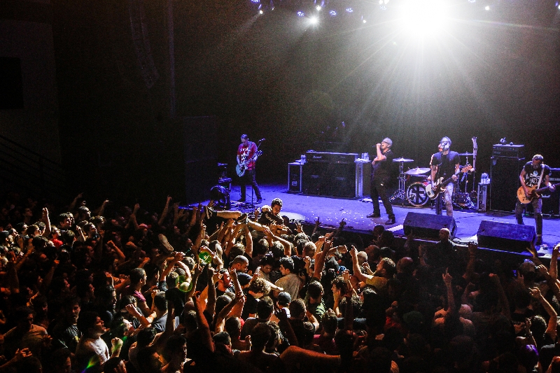 Quinteto californiano surpreendeu a plateia curitibana com hits esquecidos e novos clássicos do punk rock | Daniel Castellano/Gazeta do Povo