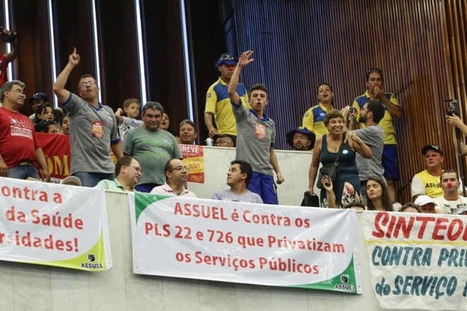 A primeira sessão do ano na Assembleia Legislativa do Paraná foi marcada por protesto contra a criação da Fundação Estadual de Saúde (Funeas) |