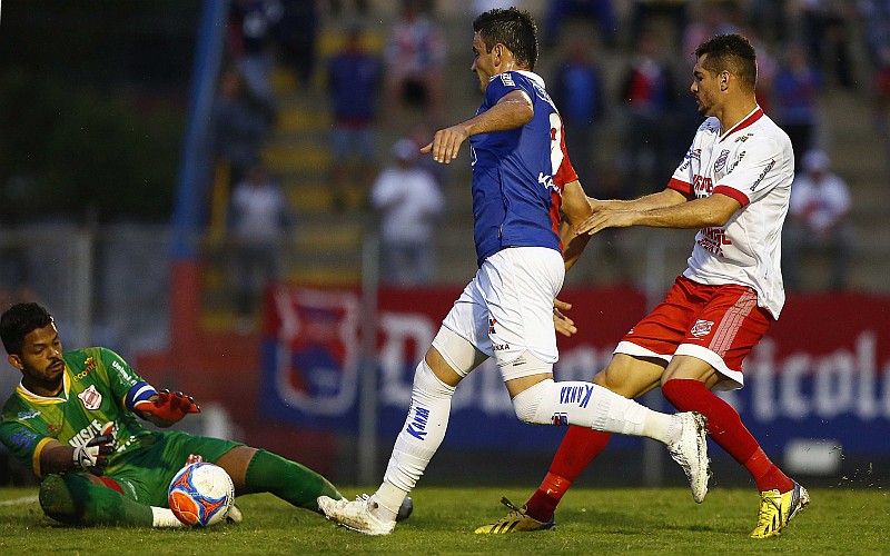 O goleiro Thiago Rodrigues sai no pé de Giancarlo para fazer a defesa | Jonathan Campos / Gazeta do Povo