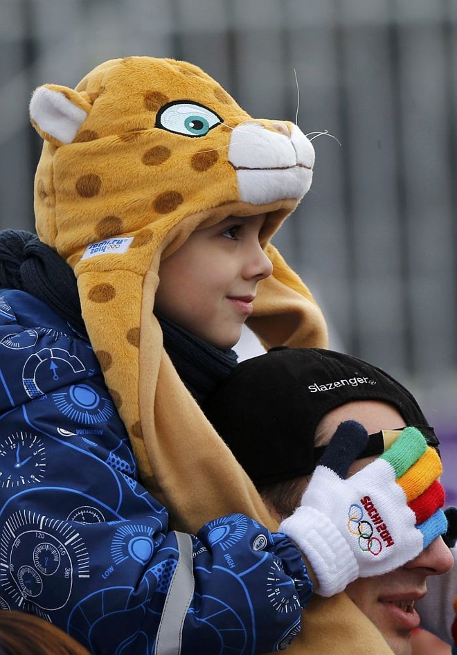 Torcedor com chapéu do leopardo, um dos mascotes dos Jogos de Sochi |