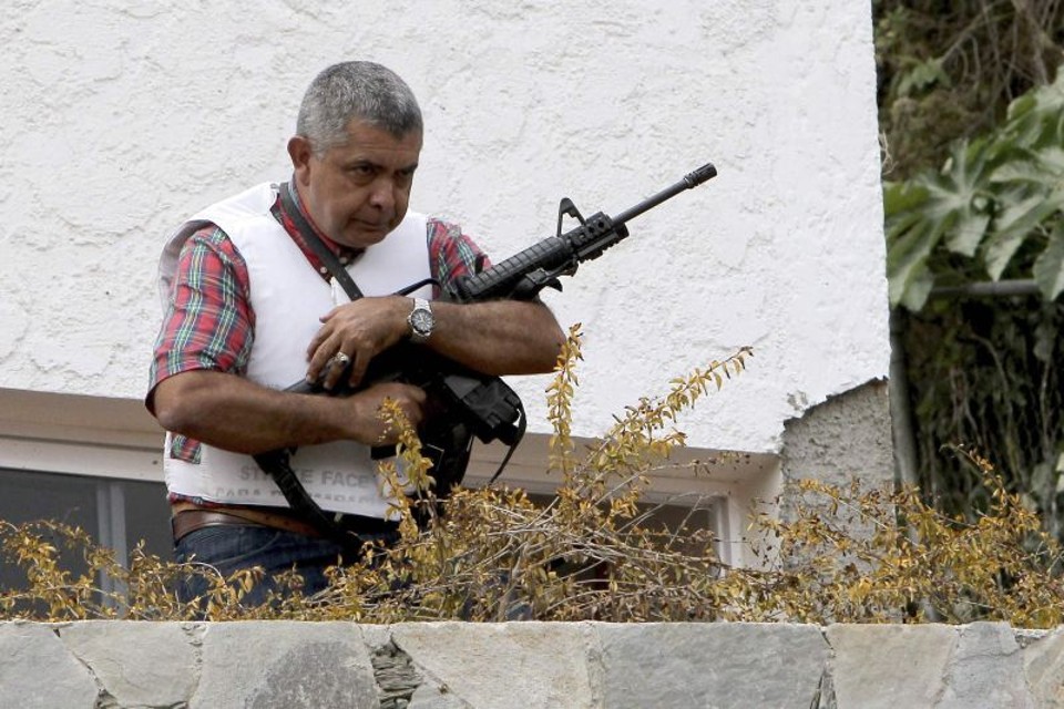 O ex-militar Ángel Vivas estava com uma metralhadora mas, depois da chegada de outros jornalistas, teria segurado um megafone e falado em defesa de seu "direito à legítima defesa" | REUTERS/Stringer