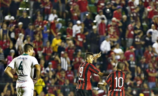 Crislan comemora o gol no triunfo que levou um pouco de paz ao sub-23 atleticano | 