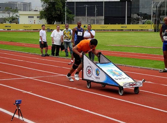 Antes de embarcarem para Rússia, equipe brasileira de bobsled treinou com carrinho de supermercado improvisado | 