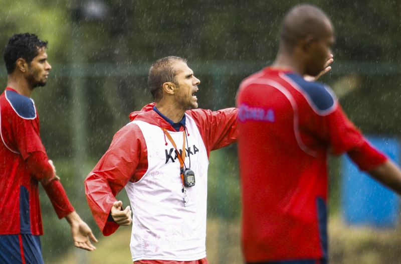 Técnico Milton Mendes orienta treino do Paraná na preparação para duelo de domingo com o Prudentópolis | Hugo Harada / Gazeta do Povo