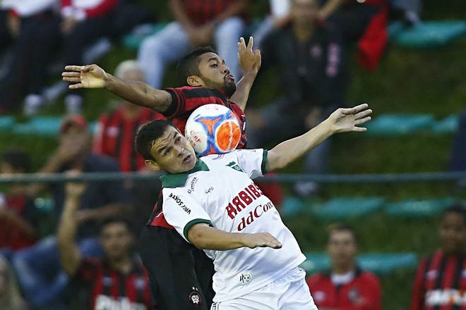 Otávio disputa bola pelo alto | 