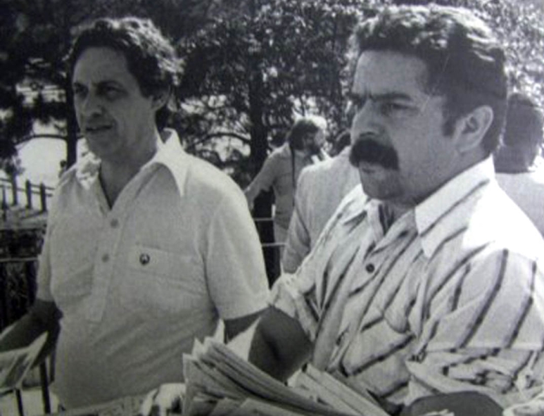 FHC e Lula distribuem panfletos a operários em 1978: à época, o tucano concorria ao Senado com o apoio do então líder sindical | Arquivo