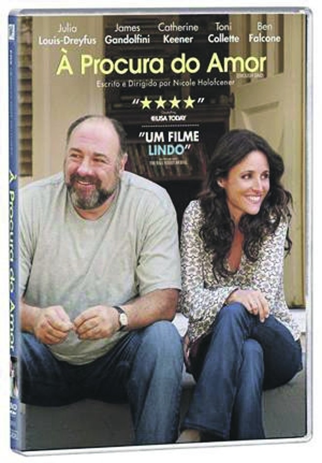 ServiçoÀ Procura de um Amor. (Enough Said, Estados Unidos, 2013). Direção de Nicole Holofcener. Com James Gandolfini, Julia Louis-Dreyfus e Catherine Keener. Fox/Sony. 92 min. Classificação indicativa: 12 anos. Locação e venda. Preço médio: R$ 39,90 (DVD) e R$ 69,90 (Blu-ray). Comédia romântica |