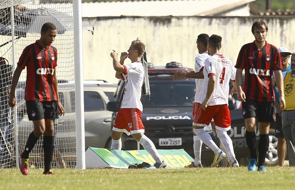 Ricardo Ehle comemora o primeiro gol do Rio Branco | Hugo Harada / Gazeta do Povo