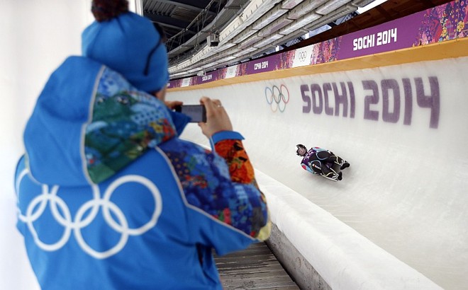 Raluca Stramaturaru da Romênia é fotografada por voluntário no fim da pista do luge |