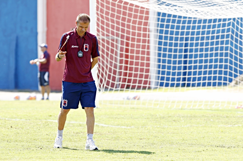 O técnico Milton Mendes será forçado a mudar três peças para o próximo jogo do Tricolor | Antônio More/ Gazeta do Povo