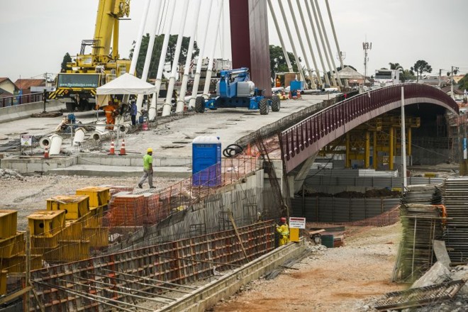 O polêmico viaduto estaiado também integra o pacote Copa do Mundo na capital paranaense |