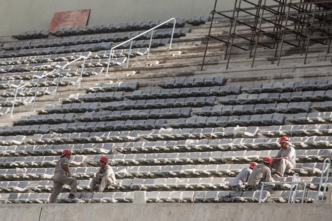 Operários trabalham na instalação dos assentos da Arena nesta segunda-feira | 