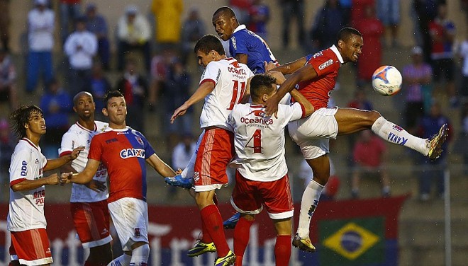 Jogo teve lances decisivos na bola aérea | 